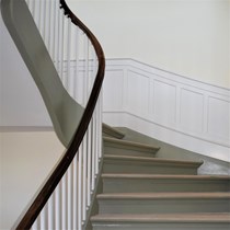 ​​​​Trapperenovering. I forbindelse med en indvendig renoveringsopgave i et fredet hus er trappen blevet renoveret.