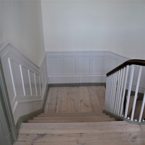 ​Trapperestaurering. I forbindelse med en indvendig restaureringsopgave i et fredet hus er trappen blevet restaureret.