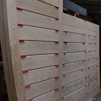 Vi har tildannet profileret egetræsbeklædning til en stor buet port. Vi er her færdige med træbeklædningen til portens bagside.