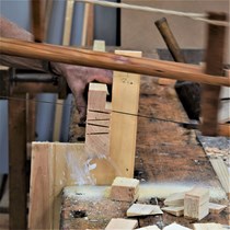 Svend udfører traditionelle karmsinker på karmtræ til et vindue. Til arbejdet anvendes en svejfsav (rammesav med en tynd klinge, en svejfsavklinge).