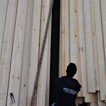 Vi har fået leveret ca. 10m3 snedkertræ til vores trælager i Frederiksværk. Der er både brædder på 1”, 5/4” og 1½”, samt 2” og 2½” planker. Bredderne varierer mellem 6” og 8”.