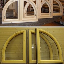Buet vinduer. ​Specialfremstillede vinduer i form af buede vinduespartier. De buede to-fags vinduer er fremstillet i forbindelse med ombygning af et bondehus.