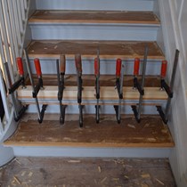 Trapperenovering.  I forbindelse med en indvendig renoveringsopgave i et fredet hus føres en trappe tilbage til sit oprindelige udtryk.