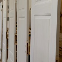 ​Specialfremstillede fyldningsdøre med kanneleringer. De indvendige massive fyldningsdøre er udført som kopi af eksisterende døre ved en indvendig renovering.