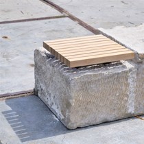 Bænkesæde af egetræ. Vi har specialfremstillet sæder i europæisk eg, en stilkeg. Bænkesæderne er fastgjort til forskellige stenmaterialer. På billedet er det sandsten.