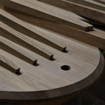 ​Ellipseformet bord i massiv eg. En række egetræsborde begynder at tage form i vores snedkeri. De ovale borde udføres med firkantede bordben.