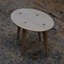 Lille ovalt bord, et massivtræsmøbel. Ønsket var et lille ovalt egetræsbord (helt præcist et ellipseformet bord) til en sammenfoldet avis.
