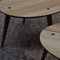 Ovalt bord. 3 ovale egetræsborde er nyolieret. Der er anvendt en linoliebaseret indendørs træolie.