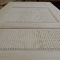 Specialfremstillet indvendig dør med kanneleringer og massive fyldninger. Døren er udført som kopi af eksisterende dør ved en indvendig renovering.