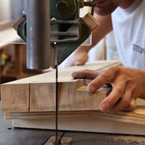 Specialfremstillet dørkarm til ny hoveddør. Her er en snedkersvend i gang ved båndsaven med at udføre traditionelle karmsinker på et bundstykke. Bundstykket er 210mm.