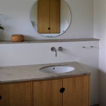 Specialfremstillede badeværelsesmøbler. Vi har tildannet to badmøbler på vores snedkeri i Frederiksværk, Halsnæs i forbindelse med en badeværelsesrenovering.