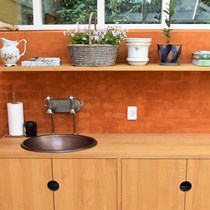 ​Orangerimøbel. Vi har snedkereret dette specialfremstillet egetræsmøbel med kobbervask til et nyt orangeri. Skabsmøblet og hylden over er udført i europæisk eg.