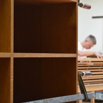 Samling af korpus i massiv eg. En spændende fase i snedkerreringen af et snedkerkøkken hvor over 100 løsdele begynder at danne en helhed.