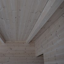 Bræddelofter. Opsætningen af trælofter ved vores træhusbyggeri i Liseleje er afsluttet. Der er valgt et fyrretræsloft, og beklædningsbrættet har samme dimension som væggene.