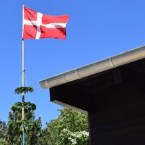 ​Rejsegilde på covids præmisser på vores sommerhusbyggeri i Liseleje. Traditionen tro havde bygherre inviteret og vi kom med rejsekranse.