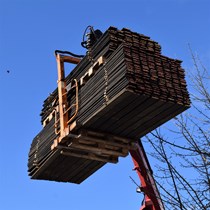 ​Levering af tjærede beklædningsbrædder. Et par bræddestakke af tjæret bræddebeklædning forlader vores tømmerplads i Frederiksværk.