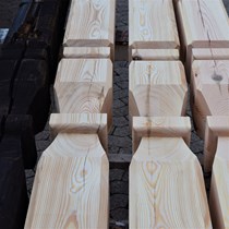 ​Ornamenterede træsøjler. 3 specialfremstillede træstolper med div dekorationer ligger klar til afhentning på vores tømmerplads.