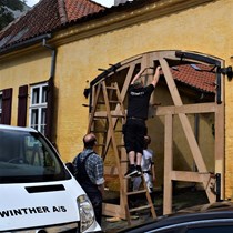 ​Prøvemontering af en stor dobbelt egetræsport.