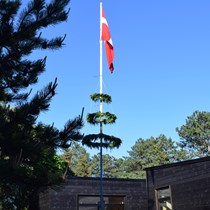 ​Rejsegilde på covids præmisser på vores sommerhusbyggeri i Liseleje. Traditionen tro havde bygherre inviteret og vi kom med rejsekranse.