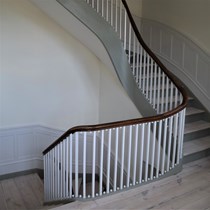 ​​​Trapperenovering. I forbindelse med en indvendig renoveringsopgave i et fredet hus er trappen blevet renoveret.