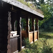 Nytjæret tømmer. En udvendig restaurering af en gammel bjælkehytte i Asserbo har budt på spændende tømrerarbejde.