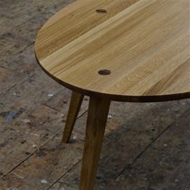 Ovalt bord. Specialfremstillet bord udført af europæisk egetræ. Kilerne der er anvendt til tapsamlingerne er udført af valnød.