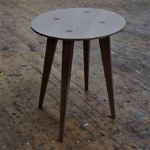 ​Lille ovalt bord, et massivtræsmøbel. Ønsket var et lille ovalt egetræsbord (helt præcist et ellipseformet bord) til en sammenfoldet avis.
