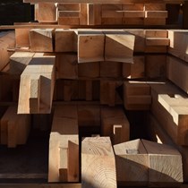 Tildannelse af tagkonstruktioner med traditionelle tømmersamlinger. Der er​ til opgaven anvendt tømmer af pommersk fyr. Her diverse spær klar til afhentning fra tømmerpladsen.