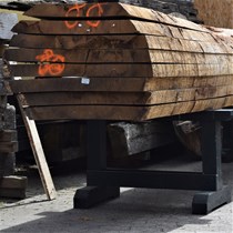 Egetræ. Vi har hjemtaget en stor egeblok til vores maskinsnedkeri. Det er en stor egestamme opskåret til 2½” planker (65mm egetræsplanker).