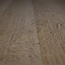 Spejlskåret eg. ​Her et smukt eksempel på spejlskåret eg. Det er et nærbilledet af stavlimet europæisk eg til låget på en slagbænk.