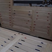 Specialfremstillet træbeklædning i europæisk eg. Vi har tildannet profileret egetræsbeklædning til en stor buet port. Vi er her færdige med træbeklædningen til portens bagside.