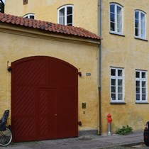 Stor buet dobbeltport beklædt med skrå profilbeklædning Til porten har vi udført specialfremstillet træbeklædning til begge sider.