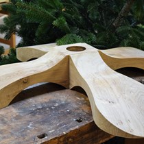 Juletræsfod af kraftigt egetræstømmer. Der er arbejdet med formen for at opnå en lethed, til trods for den store dimension (6” x 10”).