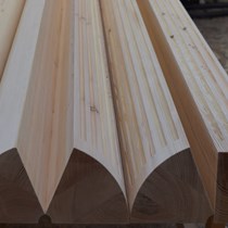Specialfremstillede træsøjler til en facaderenovering. Der er tale om sammenbygningselementer til nogle store dør- og vinduespartier.