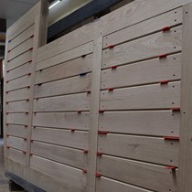 ​Specialfremstillet træbeklædning i europæisk eg. Vi har tildannet profileret egetræsbeklædning til en stor buet port. Vi er her færdige med træbeklædningen til portens bagside.