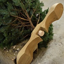 Afbinding af juletræ, julestemningen bredder sig på vores tømrerværksted. Det er den tid på året hvor der afbindes juletræer, så de kan sættes på fod.
