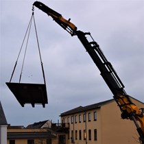 Afhentning af broelementer tidlig morgen. Færdige brodæk forlader her vores tømmerplads i Frederiksværk.