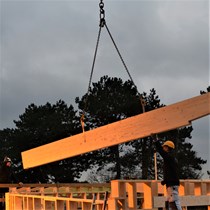 Rejsning, etape 2, i skyggen af corona. Spærene er rejst og formalia skulle således være på plads for et rejsegilde ved vores sommerhusbyggeri i Liseleje.