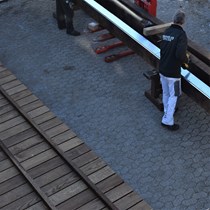 ​Zinkinddækning af en stor bjælke. Bjælken er til en træbro. De store bjælker til en egetræsbro er tjæret og inddækkes på oversiden med zinkinddækninger.