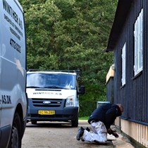 Renovering af facadebeklædning. Træbeklædningen på et par ældre træbygninger er udtjent, idet næsten alle brædderne er angrebet af råd forneden.