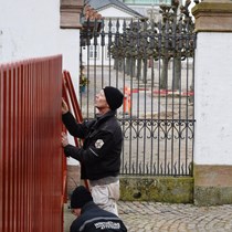 Smukt stakit i europæisk eg. Vi har haft fornøjelsen af at udføre et stakit i europæisk eg. Her ses svend og lærling i fuld sving med monteringen.