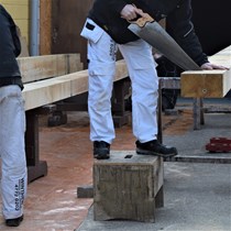 ​God stemning og gedigent tømrerarbejde på tømmerpladsen.